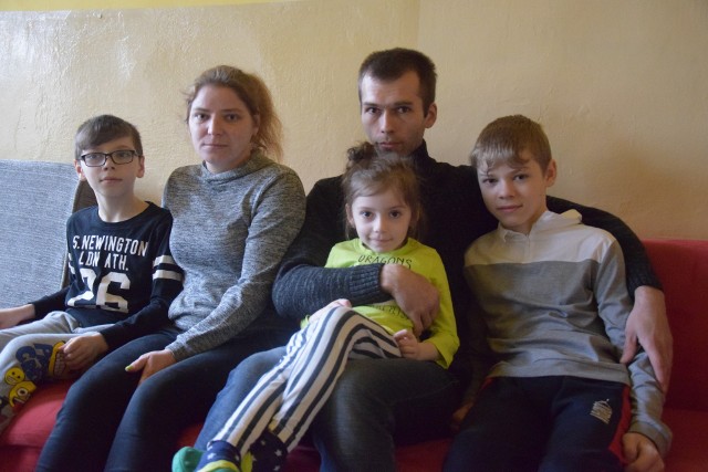 W dziewięć osób uciekli z Ukrainy. Znaleźli schronienie w ośrodku w Jędrzejowie. To siostry pielęgniarki ze swymi rodzinami.