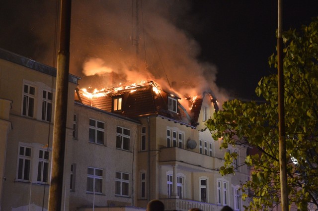 Pożar Komendy Powiatowej Policji w Nysie. Ogień objął dach budynku.