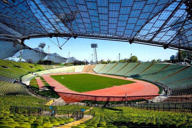 "Olympiastadion München" to jeden z najbardziej znanych obiektów sportowych w Europie - to tutaj odbywały się Igrzyska XX Olimpiady w 1972 roku, piłkarskie mistrzostwa świata w 1974 roku i Europy w 1988 roku oraz lekkoatletyczne mistrzostwa Europy w 2002 roku