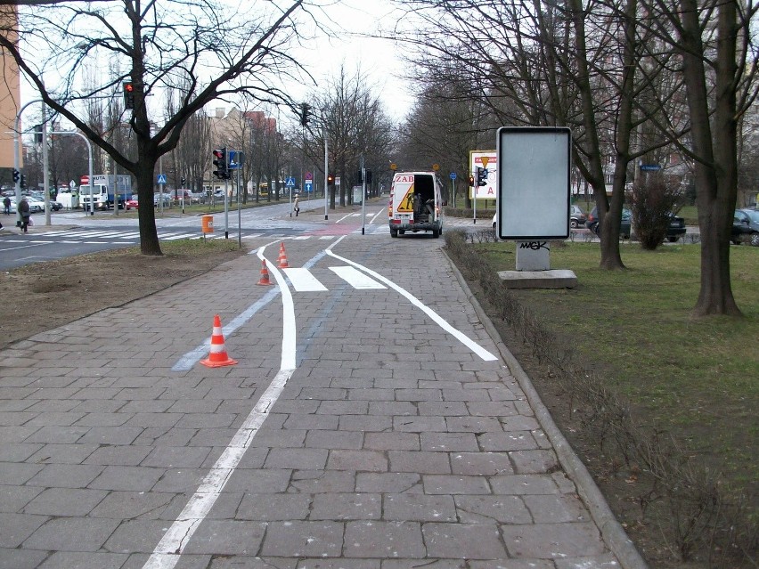 Wrocław: Postawili światła, ale nie domalowali brakującego fragmentu drogi rowerowej (ZDJĘCIA)