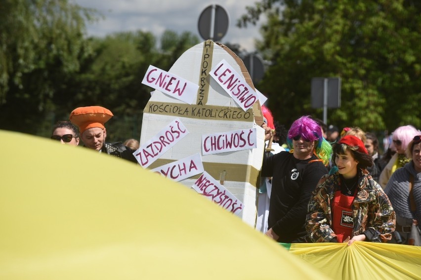 Protest pod Radiem Maryja w Toruniu: "Na drugi koniec tęczy...