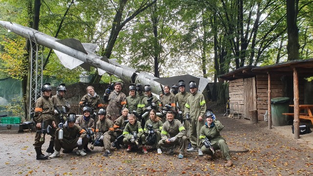 Młodzież uwielbia nietypowe formy aktywności. Dla wielu gra w paintball jest atrakcyjniejsza, niż zwyczajny wuef. 