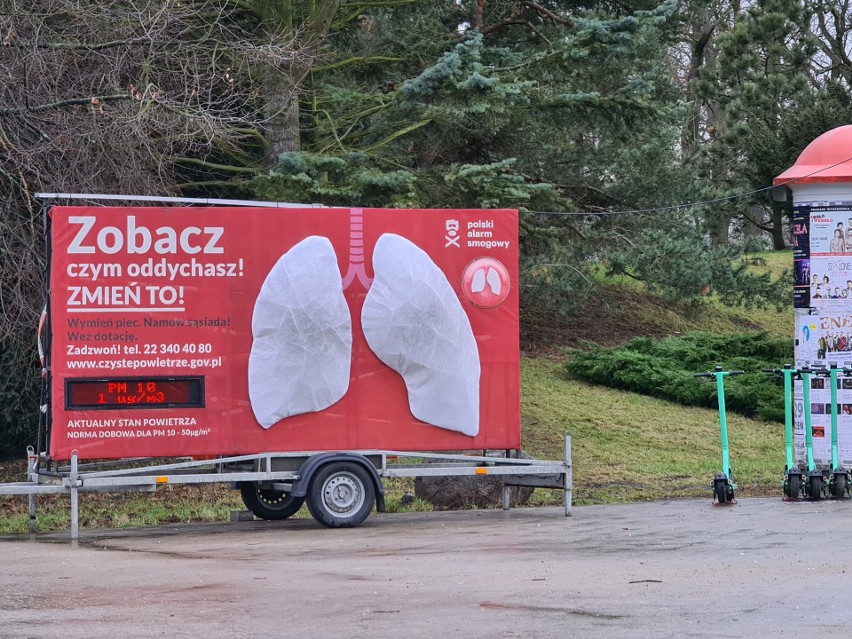 Sztuczne płuca na pl. Rapackiego w Toruniu zmieniły kolor, pokazując, czym oddychają mieszkańcy
