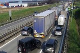 Korek na autostradzie A4. Pomiędzy Kątami Wrocławskimi a Pietrzykowicami zderzyły się dwie ciężarówki