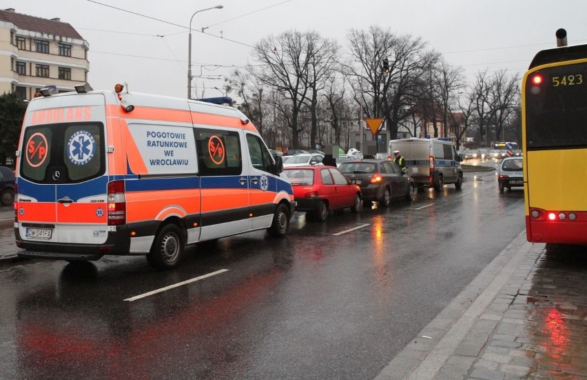 Zderzenie radiowozu, trzech policjantów poszkodowanych