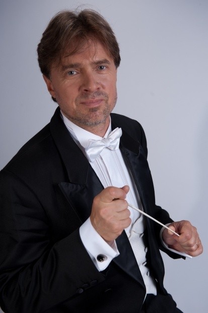 Piątkowy koncert poprowadzi Paweł Przytocki, który współpracuje z większością orkiestr filharmonicznych w Polsce, a także z orkiestrami symfonicznymi i kameralnymi za granicą
