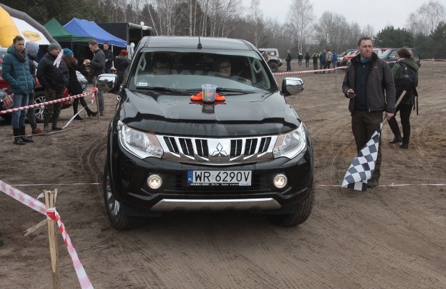 Miłośniczki pojazdów z napędem na cztery koła spotkały się na radomskiej Koniówce, aby wziąć udział w rywalizacji maszyn w jeździe terenowej, a przy okazji zebrać pieniądze na pomoc dla chorego Krzysia Czupryna.