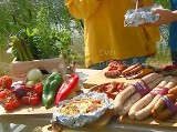 Letnie grillowanie. Przepisy Piotra Kucharskiego na ziemniaki z kiełbasą i serem czy grillowaną kiełbasę z salsą