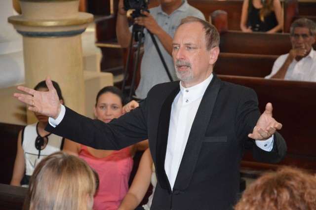 Jerzy Augustyński dyryguje Chórem Kameralnym w kościele Santa Fe w Kolumbii podczas Światowego Festiwalu Chórów