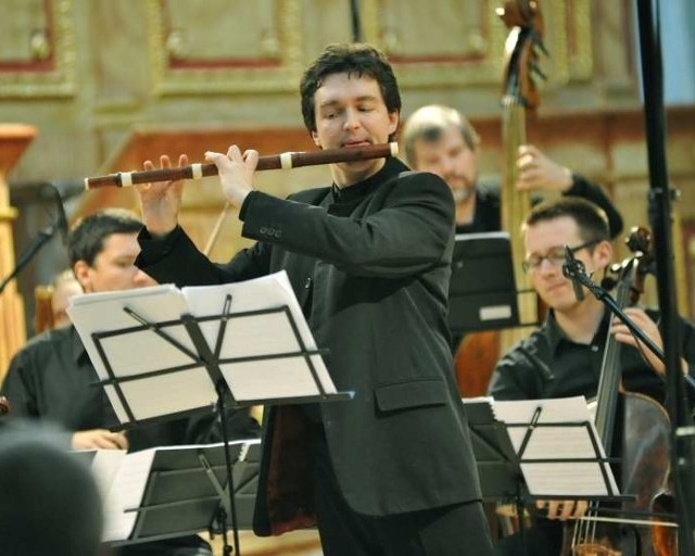 Orkiestrę poprowadzi Alexis Kossenko, ale tego flecistę posłuchamy też w solowych występach (fot. Tomasz Gawałkiewicz)