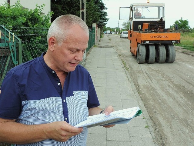 Przed rozpoczęciem konferencji prasowej Sławomira Szeligi na ulicy Długiej pojawił się sprzęt utwardzający nawierzchnię