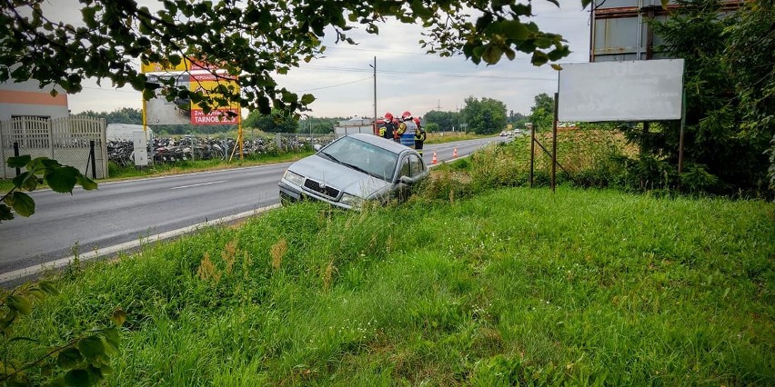 Kierowca skody w Stalach stracił kontrolę nad autem, wjechał do rowu (ZDJĘCIA)