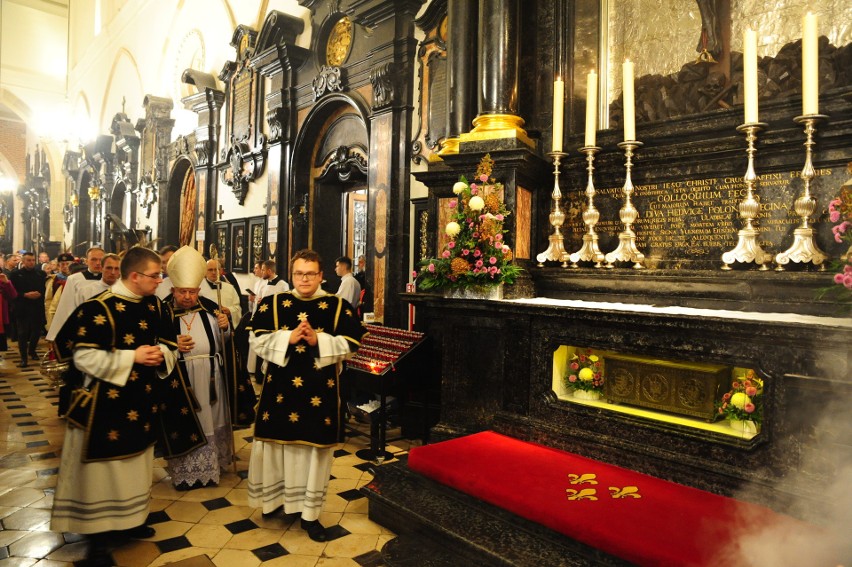 Kraków. Dzień Zaduszny na Wawelu. Msza święta z procesją do grobów królewskich