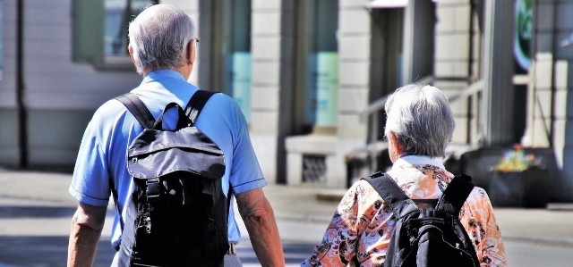 W Podlaskiem zarówno mężczyźni, jak i kobiety żyją przeciętnie dłużej w miastach niż na wsi. W przypadku mężczyzn podobną sytuację zaobserwowano również w skali kraju. W przypadku kobiet było na odwrót: kobiety mieszkające w miastach średnio w Polsce żyły nieco krócej niż mieszkanki wsi