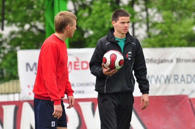 Maciej Świdzikowski (z prawej) nadal będzie grał w Radomiaku i podpisze z klubem nową umowę.