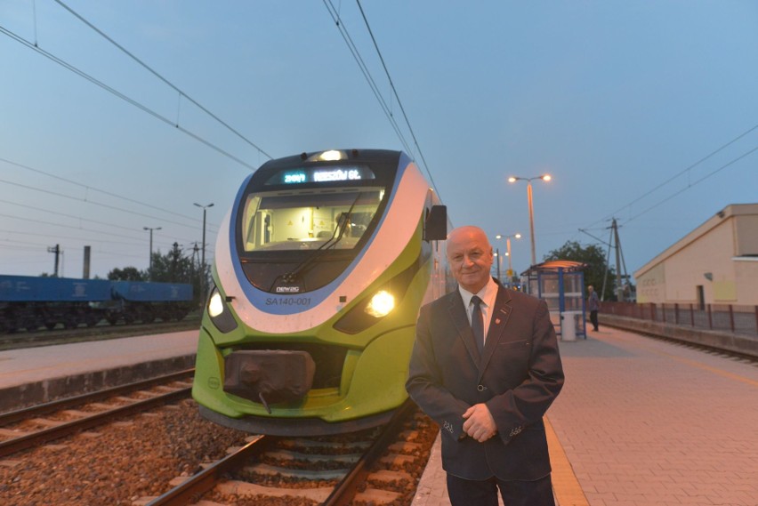 Po ponad 20 latach w trasę wyruszył pociąg relacji Sandomierz - Rzeszów. Maszynista otrzymał na szczęście... krzemień pasiasty