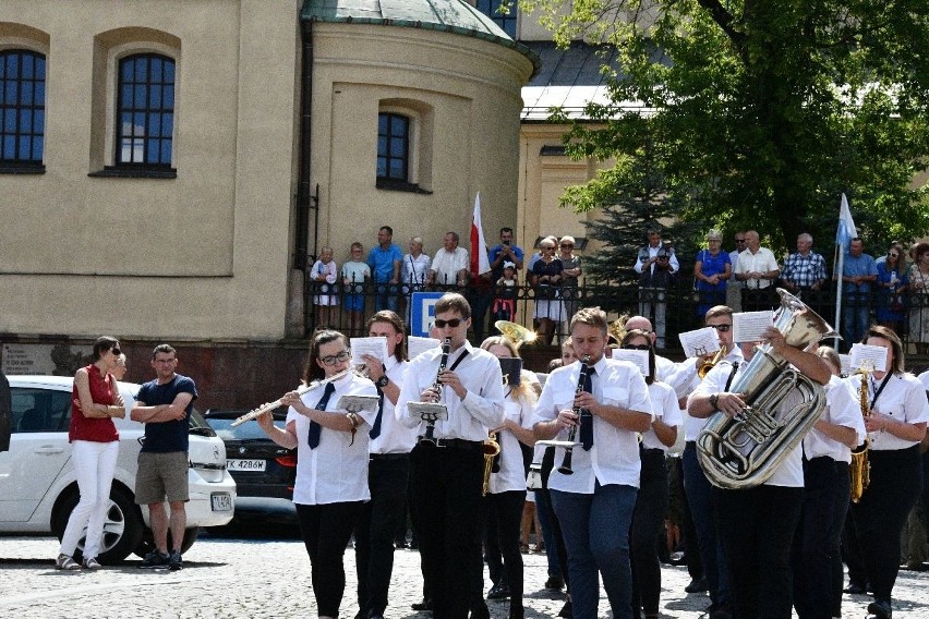 Święto Wojska Polskiego w Kielcach. Odznaczenia i defilada z tłumem widzów [ZDJĘCIA]