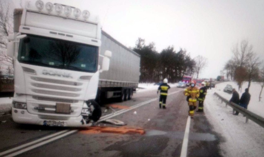 Wypadek ciężarówki i osobówki koło Czerska 7.02.2021