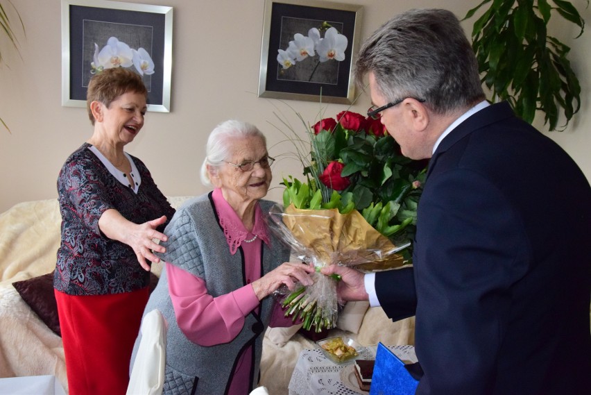 - Jakie śliczne mam święto. Ale miły dzień - wyznaje witając...