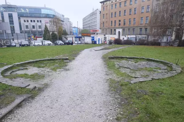 Plac Wiosny Ludów to teren położony w centrum miasta. Niestety jego wygląd pozostawia wiele do życzenia.