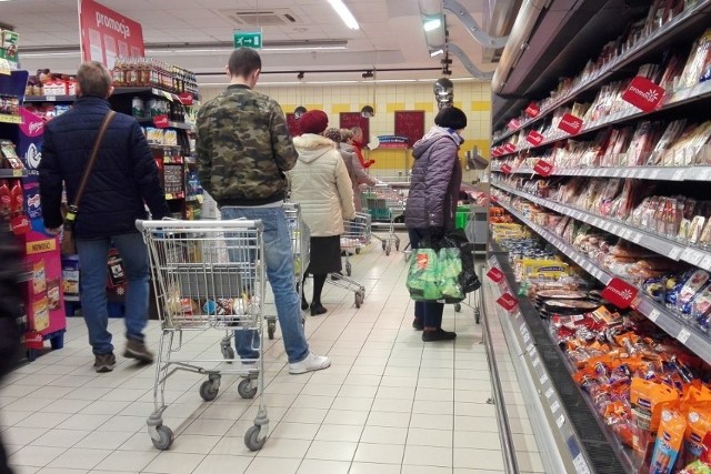 Coraz więcej sklepów bojkotuje rosyjskie produkty w ramach pomocy dla Ukrainy. Zobacz kolejne zdjęcia. Przesuwaj zdjęcia w prawo - naciśnij strzałkę lub przycisk NASTĘPNE