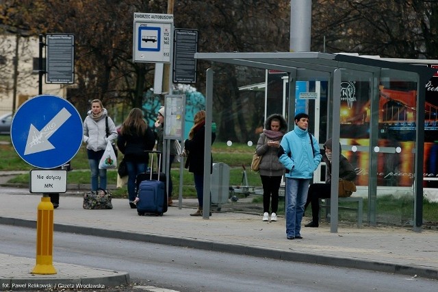 Nowe wiaty na wrocławskich przystankach komunikacji miejskiej