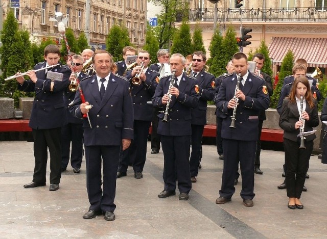 Orkiestra dęta Miejskiego Domu Kultury z kapelmistrzem Mieczysławem Paruchem.