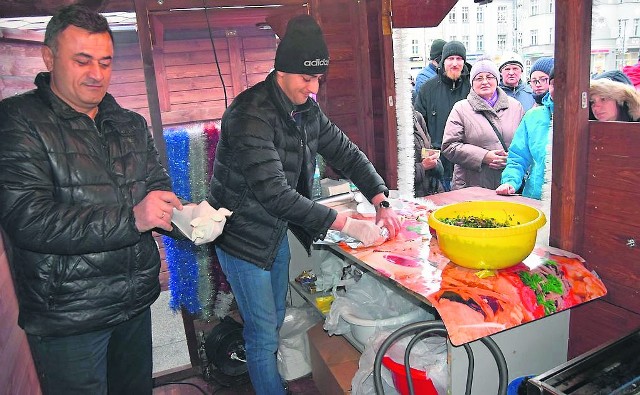 Yurik (z lewej) Kurdushian z synem Narkiem podczas jarmarku świątecznego serwowali ormiańskie smakołyki mieszkańcom Szczecinka