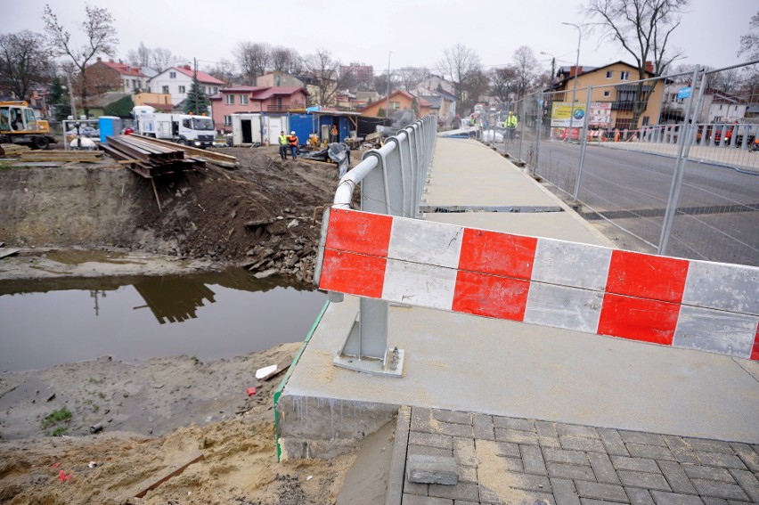 Most na Pawiej wytrzymał. Do testu obciążeniowego użyto ciężarówek o wadze 128 ton. Zobacz zdjęcia