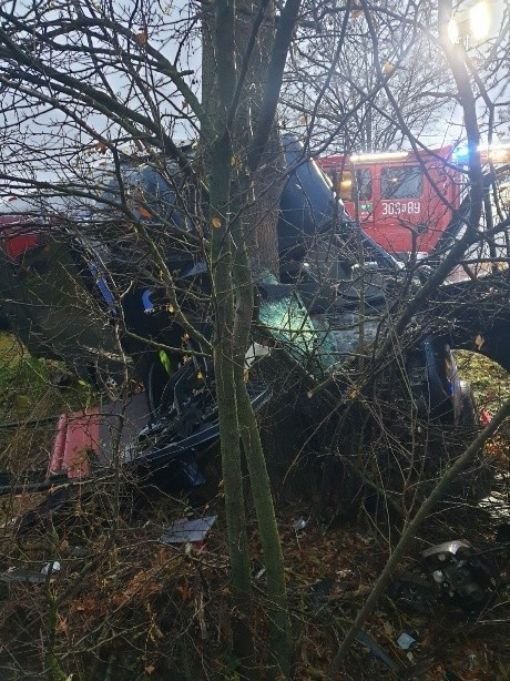 Wypadek w Chańczy! Bus wypadł z drogi i uderzył w drzewo, dwie osoby nie żyją, dwie są ranne
