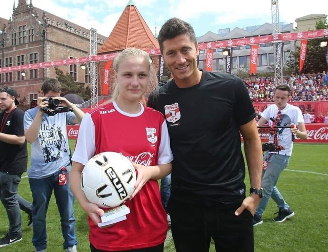 Dominika Kopińska i Robert Lewandowski podczas turnieju „Coca Cola Cup”, w którym nasza laureatka zajęła drugie miejsce i odbierała nagrodę z rąk gwiazdy męskiej reprezentacji Polski.