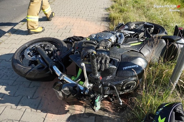 Zderzenie motocykla z osobówką w powiecie mikołowskim. Motocyklista chciał wyprzedzić ciąg pojazdów