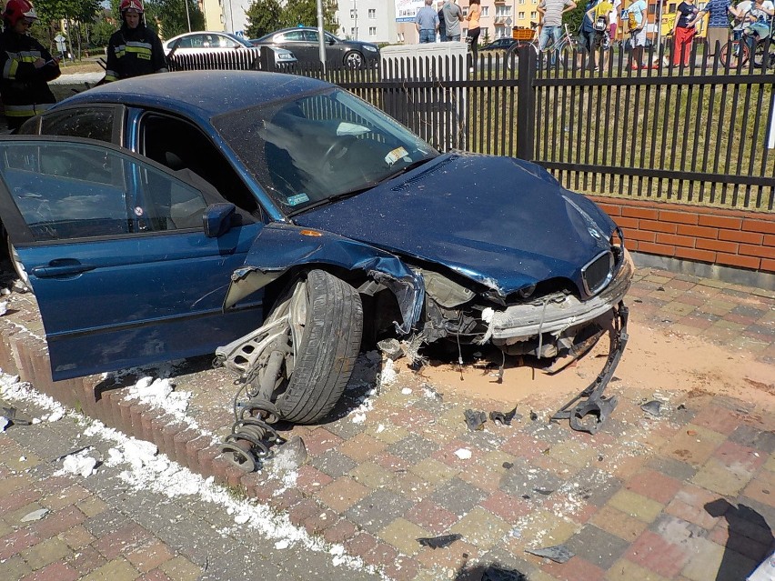 Wypadek w Skarżysku. BMW przebiło ogrodzenie i uderzyło w budynek!