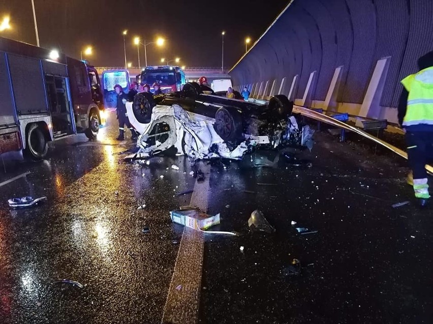 Wypadek na AOW w pobliżu węzła lotnisko. Samochód dachował