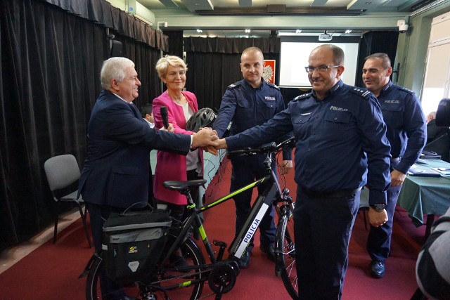 Uroczyste przekazanie roweru podczas sesji Rady Miasta i Gminy w Ożarowie