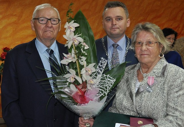 Wójt Radoszyc Paweł Binkowski wręczał jubilatom medale "Za Długoletnie Pożycie Małżeńskie"
