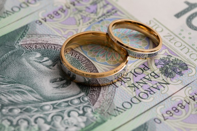 Ile dać na wesele? Jeśli zostałeś zaproszony na ślub i nie wiesz, ile pieniędzy włożyć do koperty, sprawdź nasze porady.