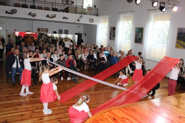 w sali widowiskowej Miejsko - Gminnego Ośrodka Kultury w Koprzywnicy odbył się  koncert patriotyczny w wykonaniu uczniów ze Szkoły Podstawowej w Niedźwicach i Gnieszowicach.