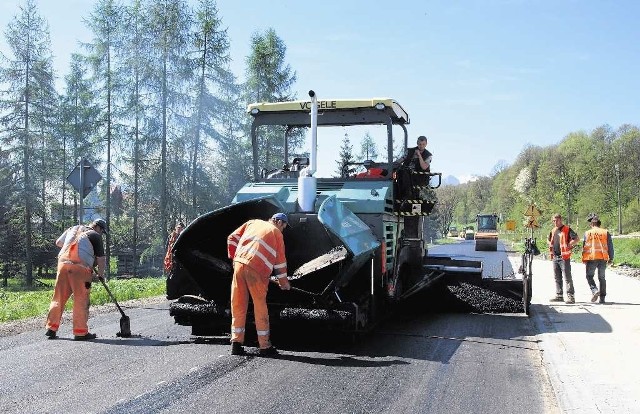 Drogowcy rozpoczęli układanie ostatniej warstwy asfaltu