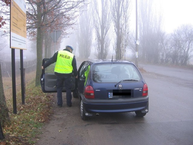 Policjanci skontrolowali 73 pojazdy. Zatrzymali 7 dowodów