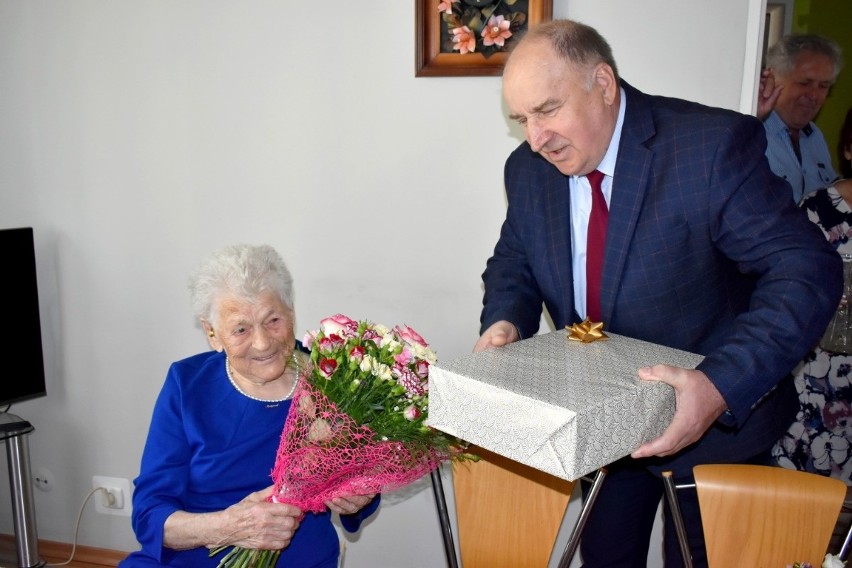 Setne urodziny Heleny Kiernozek. Jubilatkę 17 maja 2022 odwiedzili goście. W tym władze gminy Łyse. Zdjęcia