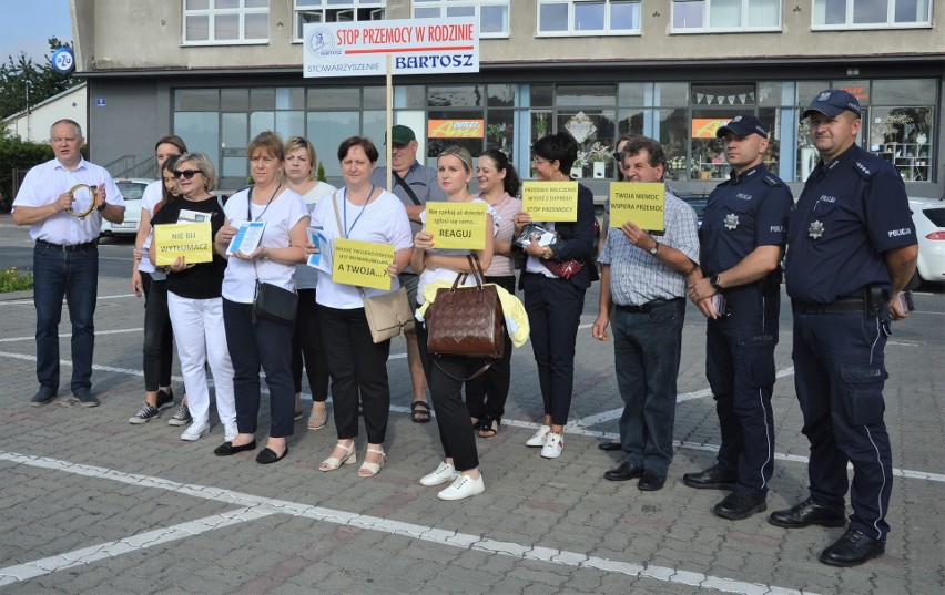 Uczestnicy kampanii antyprzemocowej w Proszowicach