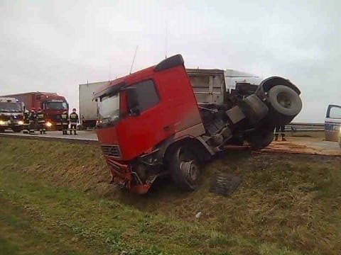 Wypadek ciężarówki na A4. Autostrada zablokowana, 29.11.2013