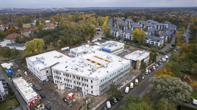 Budowana przy ulicy Strzałowej w lewobrzeżnym Toruniu szkoła ma zostać oddana przed terminem - nie jesienią, ale latem 2024 roku. Będzie to Szkoła Podstawowa nr 12