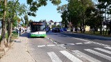 Niebezpieczne przejście w Szczecinie. Pieszy wysiada z autobusu i dużo ryzykuje, ale nie ma szans na poprawę     