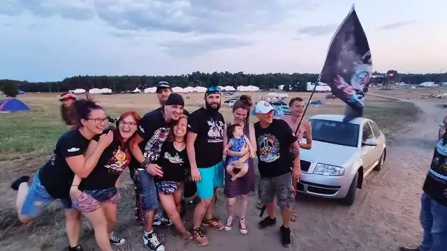 Jurek Owsiak osobiście dogląda ostatnich przygotowań do Pol'and'rock Festiwalu 2019. W piątek wieczorem spotkał się z grupą uczestników imprezy, którzy już biwakują na festiwalowej łące w Kostrzynie. Prezes fundacji WOŚP co roku przyjeżdża do Kostrzyna wcześniej, żeby osobiście doglądać ostatnich przygotowań przed Pol'and'rock Festiwalem (wcześniej Przystankiem Woodstock). To okazja, żeby osobiście spotkać się z Jurkiem Owsiakiem gdy przejeżdża lub chodzi po festiwalowym polu. Tak było w piątek, 26 lipca. - Wyszliśmy na drogę i mu pomachaliśmy. Podszedł do nas - mówi nam Dawid, który był w grupie osób, które spotkały się z Jurkiem Owsiakiem. Byli w niej fani audycji "Zaraz Będzie Ciemno" prowadzonej przez szefa WOŚP na antenie Antyradia oraz grupa tzw. "Skazanych na Woodstock", którzy kilka razy w roku spotykają się na festiwalowej łące w Kostrzynie. Zobacz też wideo:  Jurek Owsiak - Straż pożarna będzie w tym roku polewałaPolecamy: Pol'and'Rock Festival 2019 - line-up, koncerty, program, data. Jak dojechać na festiwal Kostrzynie nad Odrą? PolAndRock pociągi, mapaPolecamy wideo: Pol'and'Rock Festival. Jerzy Owsiak apeluje o pozostawienie porządku