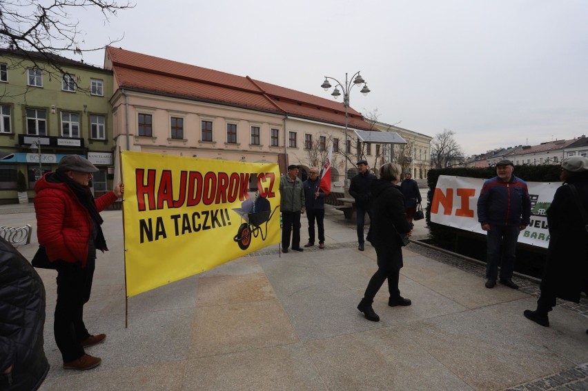 Głośny protest przed ratuszem w Kielcach. Mieszkańcy Baranówka bronią osiedle przed blokami. Zobaczcie zdjęcia i film