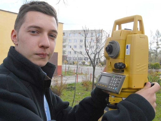 Oprócz wiedzy teoretycznej uczniowie ZSKU ćwiczą też w terenie na profesjonalnym sprzęcie, który w codziennej pracy wykorzystują geodeci.