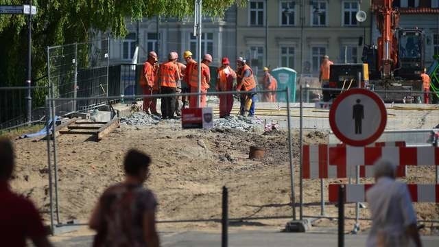 Godziny przedpołudniowe na ul. Mostowej. Praca wre. Kończy się o 16.00. Tego nie rozumieją bydgoszczanie, podkreślając, że w takich newralgicznych miejscach praca powinna być prowadzona na dwie zmiany.