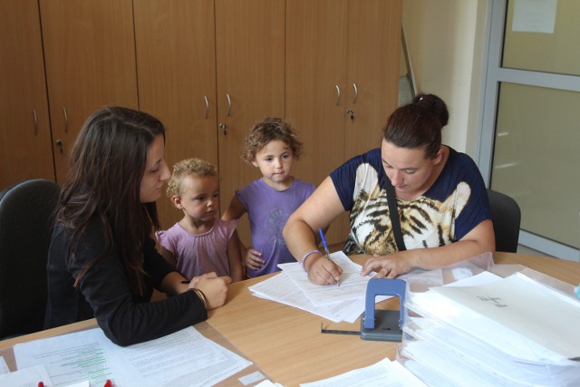 Zabrze: pani Daria Franczak z córkami Oliwią i Dagmarą wypełnia i składa wniosek 500 plus